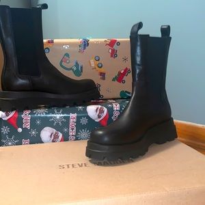 Black Leather Chelsea Steve Madden size 8 wmn boots